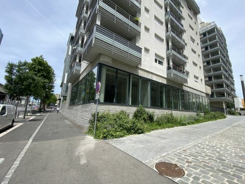 Vente Local commercial Agence d'intérim, Immeuble, 2410 pi2 Marseille (13003) en France