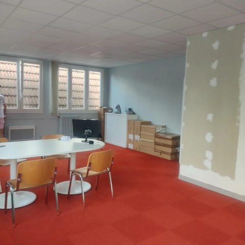 Vente Bureaux / Locaux professionnels, 780 pi2 à Saint-Vit (25410), dans une zone fréquentée en France