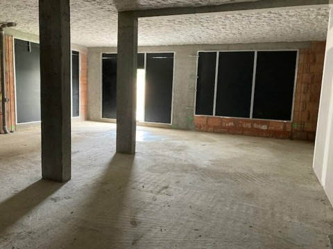 Vente Local commercial , 141 m2 à Freneuse (78840) en France