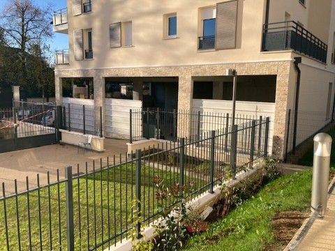 Vente Local commercial , 2170 pi2 à Avon (77210) en France