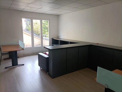 Vente Bureaux / Locaux professionnels, 740 pi2 dans une zone fréquentée, à Ivry-sur-Seine (94200) en France