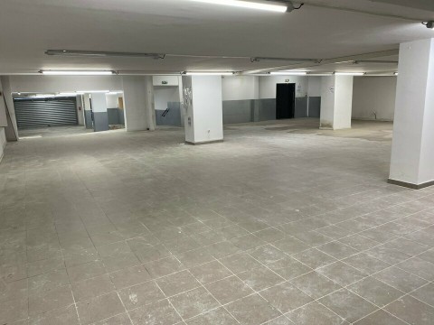 Vente Local commercial de 7360 pi2 sur un axe passant, à Marseille (13008) en France