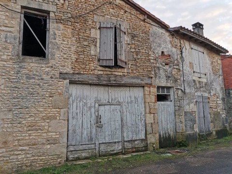 Vente Immeuble dans une zone dynamique, à Champagne-Mouton (16350) en France