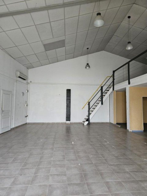 Vente Local commercial Local d'activité / Entrepôt, 160 m2 près de Saintes (17100) en France