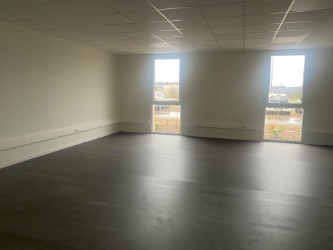 Vente Bureaux / Locaux professionnels, 75 m2 à Saint-Vincent-de-Tyrosse (40230) en France