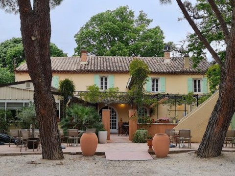 Vente Hôtel restaurant d'environ 20 chambres avec piscine et parking dans le Vaucluse (84)