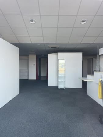 Vente Local commercial , 2160 pi2 à Poitiers (86000) en France