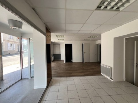 Vente Local commercial de 100 m2, à Châteauneuf-sur-Sarthe (49330) en France