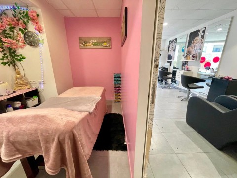 Vente Salon de coiffure, Manucure, Esthétique / salon de beauté, Bar sur un axe passant, à Saint-Raphaël (83700) en France