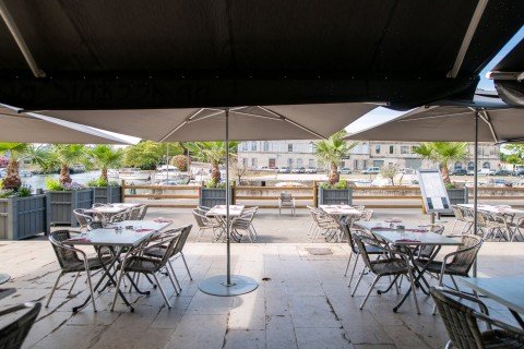 Vente Bar, Brasserie, Restaurant 46 couverts avec terrasse dans une ville animée, à Beaucaire (30300)