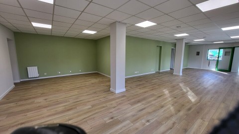 Vente Bureaux / Locaux professionnels, 111 m2 dans une zone d'activité, à Donges (44480) en France