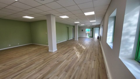 Vente Bureaux / Locaux professionnels, 111 m2 dans une zone d'activité, à Donges (44480) en France