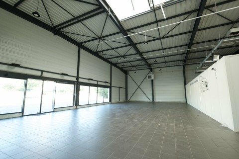 Vente Local commercial , 5770 pi2 à Neuville-sur-Saône (69250) en France