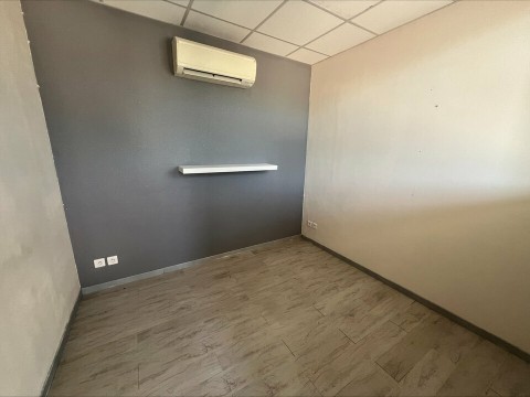 Vente Local commercial de 50 m2, à Saint-Laurent-des-Arbres (30126) en France