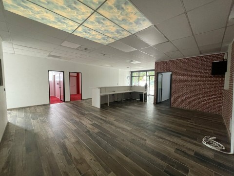 Vente Local commercial , 3450 pi2 à Tarascon (13150) en France