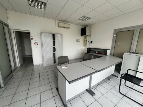 Vente Local professionnel - bureaux de 74 m2, à Miramas (13140) en France