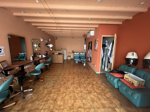 Vente Local commercial possibilité Salon de coiffure, 50 m2 en plein centre ville, à Châteaurenard (13160) en France