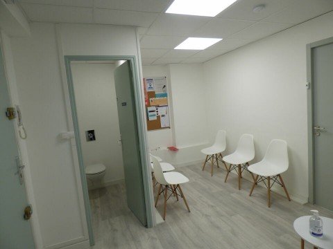 Vente Bureaux / Locaux professionnels, 490 pi2 à Manosque (04100) en France