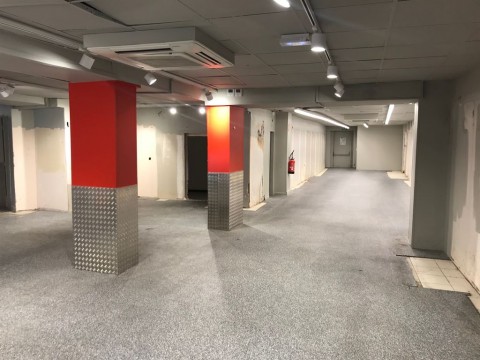 Vente Local commercial , 4670 pi2 au cœur de Nîmes en France