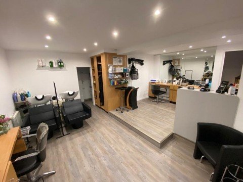 Vente Salon de coiffure de 490 pi2 en plein centre ville, à Bièvres (91570) en France