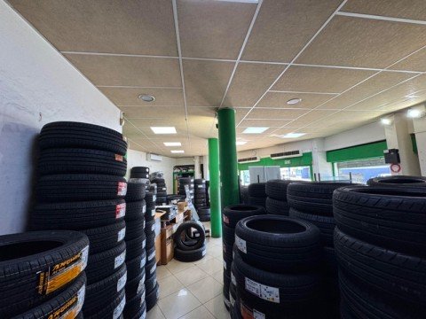 Vente Vente de pneus et accessoires auto dans un quartier animé, à Saint-Denis (97400) en France