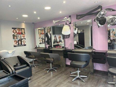 Vente Salon de coiffure, 46 m2 dans une rue passante, à Croissy-sur-Seine (78290) en France