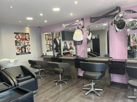 Vente Salon de coiffure, 500 pi2 dans une rue passante, à Croissy-sur-Seine (78290) en France