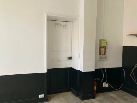 Vente Local commercial de 380 pi2 dans un quartier vivant, à Paris (75012) en France