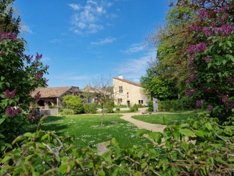 Vente Bar, Restaurant licence IV 100 couverts avec terrasse dans une zone touristique, proche de Neufchâteau (88300) en France