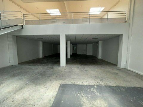 Vente Local commercial de 395 m2, à Caissargues (30132) en France