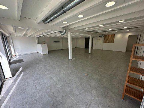 Vente Local commercial , 200 m2 à Salon-de-Provence dans une zone commerciale (13300) en France