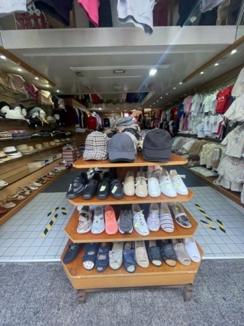 Vente Prêt-à-porter, Chaussure, 1730 pi2 dans une zone dynamique, à Lourdes (65100) en France