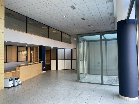 Vente Local commercial de 5740 pi2 à proximité de toutes les commodités, à Le Havre (76600) en France