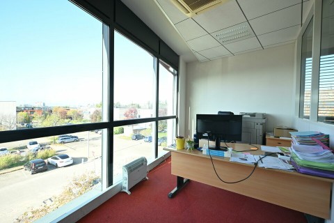 Vente Bureaux / Locaux professionnels, 1510 pi2 à Saint-Priest (69800) en France