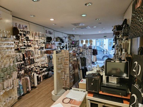 Vente Boutique d'accessoire de mode, 1100 pi2 en centre-ville de Cahors en France