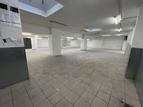 Vente Local vide de 684 m2, à Marseille (13008) en France