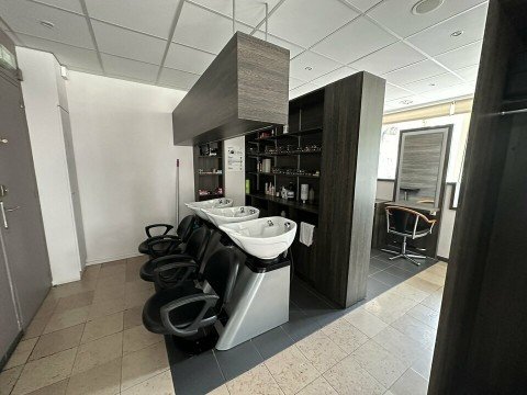 Vente Local commercial idéal pour Salon de coiffure, 55 m2 dans une rue piétonne, à Chartres (28000) en France