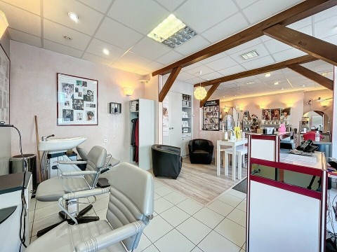 Vente Local commercial actuellement Salon de coiffure, 2030 pi2 à Beauvais (60155) en France