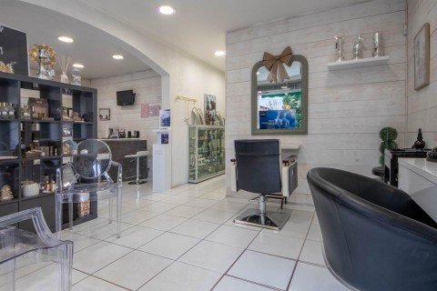 Vente Salon de coiffure, 620 pi2 à Lésigny (77150) en France