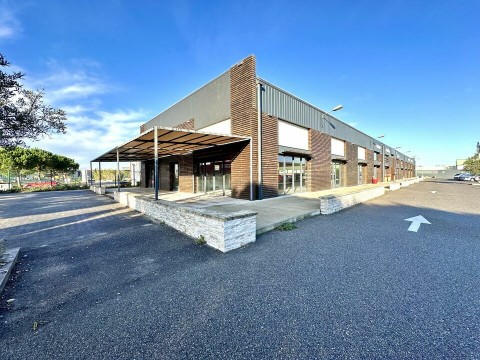 Vente Local commercial , 300 m2 à Le Thor (84250) en France