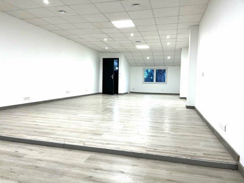 Vente Bureaux / Locaux professionnels, 80 m2 dans une zone d'activité, à Arles (13200) en France