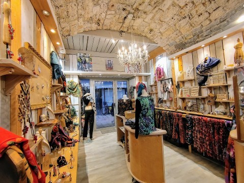 Vente Prêt-à-porter, Accessoire, 18 m2 dans une rue piétonne du centre ville, à Millau (12100) en France