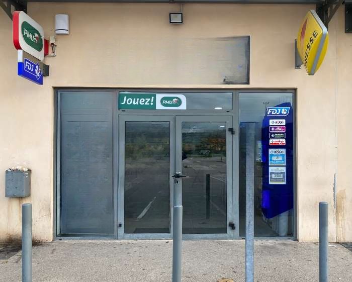 Vente FDJ, PMU, presse, coin café, point relais dans le centre ville, à Peyrolles-en-Provence (13860)