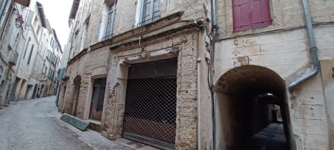 Vente Local commercial de 3040 pi2 en plein centre ville, à Sommières (30250) en France