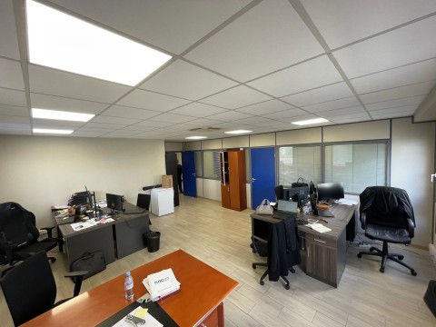 Vente Bureaux / Locaux professionnels, 419 m2 dans une zone d'activité, à Sèvres (92310) en France