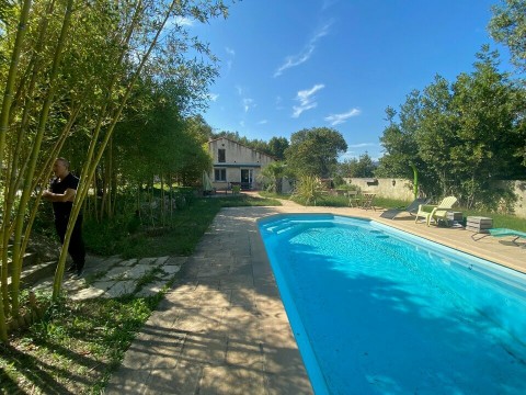 Vente , 1030 pi2 à Aubagne (13400) en France