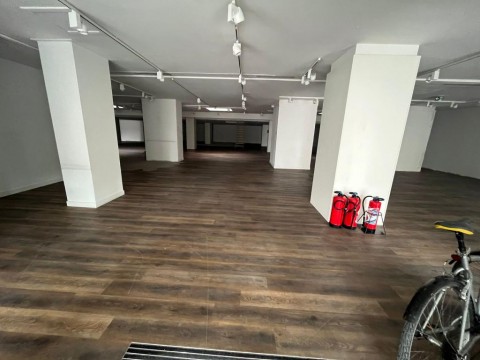 Vente Local commercial , 1055 m2 à Marseille 8ème (13008)