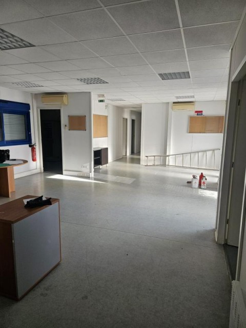 Vente Bureaux / Locaux professionnels, 2550 pi2 à Saintes (17100) en France