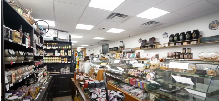 Vente Epicerie - spécialités culinaires iconiques de France dans une rue commerciale de Toronto au Canada