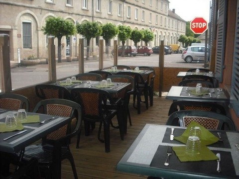 Vente Hôtel restaurant de 12 chambres avec terrasse en plein centre ville, à Champlitte (70600) en France